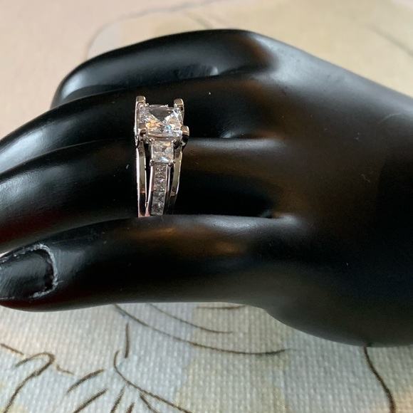 J1 ITALO 2PC 925 Engagement and Wedding Band 3 Stone White Sapphire - NEW - Picture 1 of 16